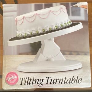 New Wilton Tilting Cake Decorating Turntable